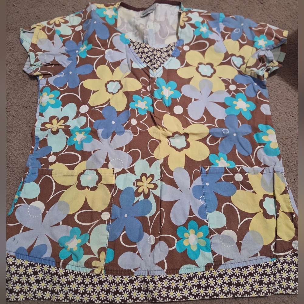 White Swan Small Floral Scrub Top with Pockets